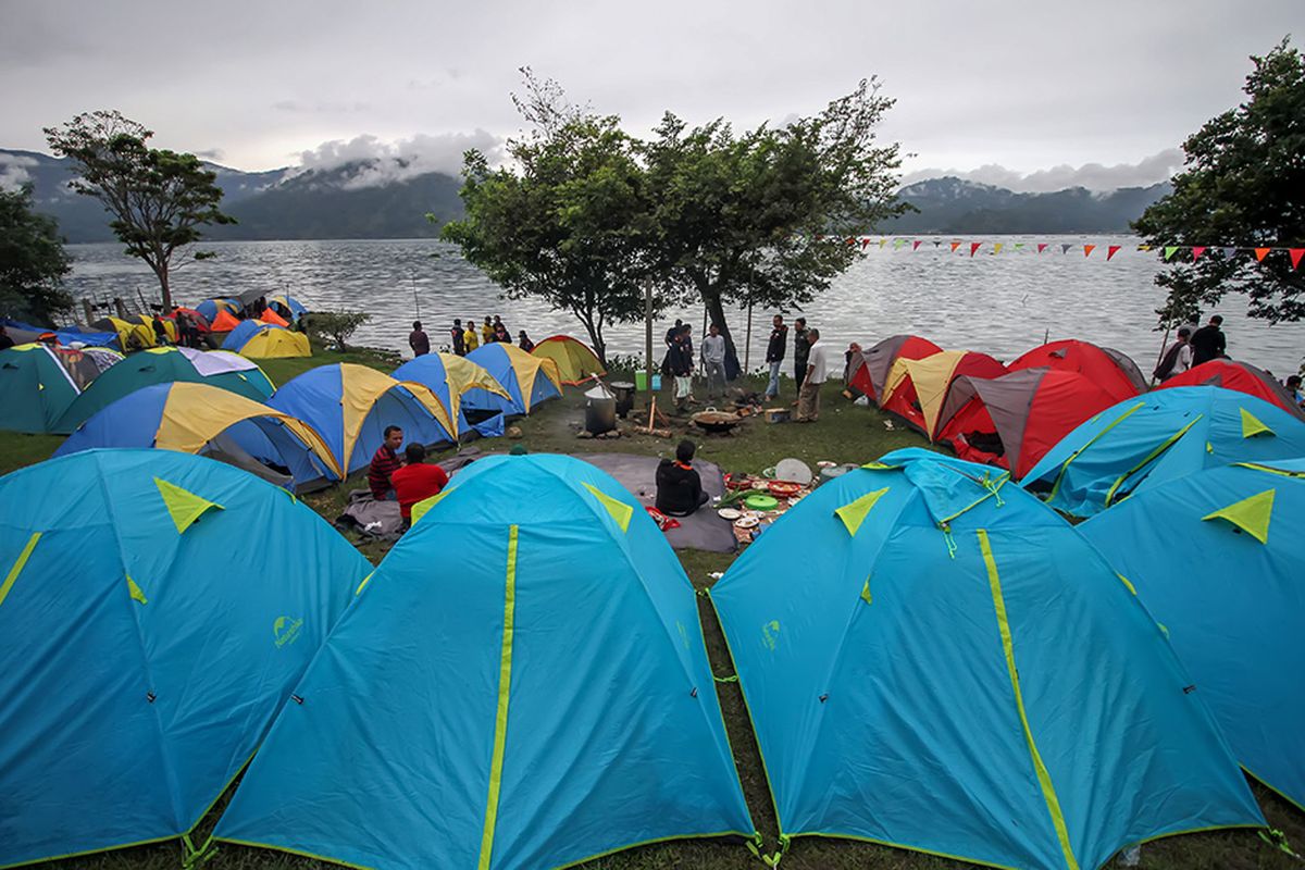 Pengunjung berkemah di kawasan wisata Laut Tawar, Aceh Tengah, Aceh, Minggu ( 27/12/2020). Kawasan wisata alam tersebut ramai dikunjungi wisatawan untuk menikmati musim libur akhir tahun 2020.