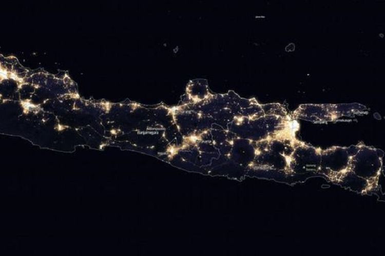 Foto citra satelit malam hari Pulau Jawa dan Bali yang tampak gemerlap, yang dirilis NASA. 