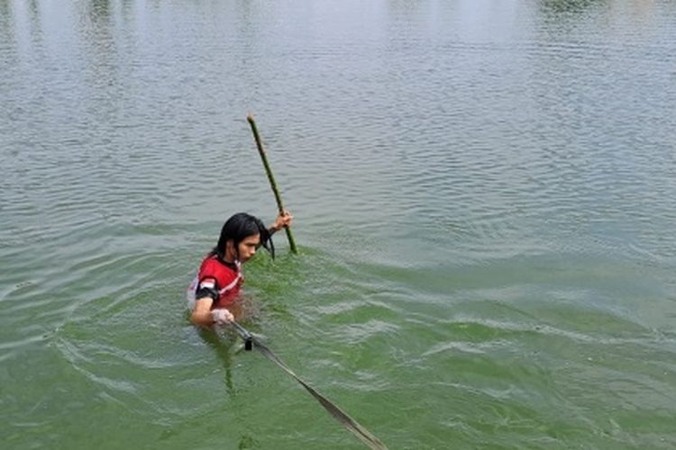 Anggota Tim SAR melakukan pencarian bocah tenggelam saat mencari ikan di sebuah embung pengairan di Desa Dukuhdamu, Kecamatan Lebaksiu, Kabupaten Tegal, Jawa Tengah, Selasa (14/6/2022).  (Istimewa)