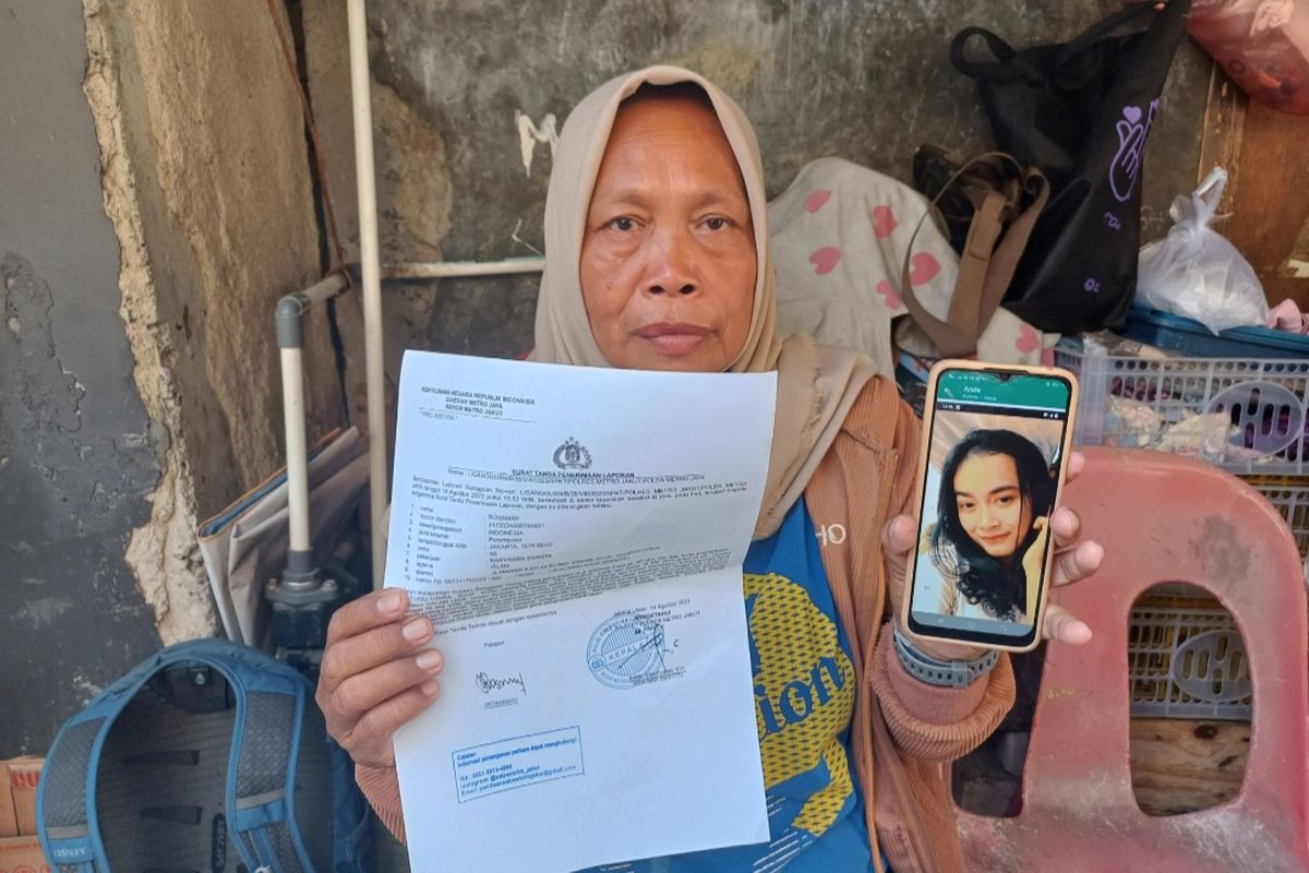 Seorang Ibu Rumah Tangga (IRT) bernama Rosanah (45) saat ditemui Kompas.com di kawasan Tugu Utara, Koja, Jakarta Utara pada Selasa (15/8/2023).