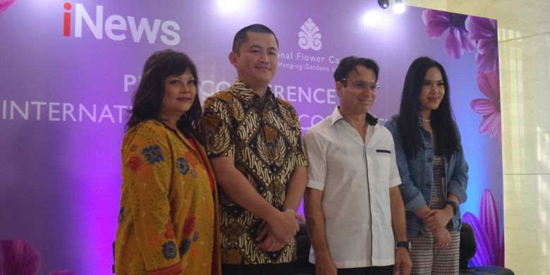 Juri International Flower Competition (IFC) Zsa Zsa Yusharyahya, Sales & MarketIng Director iNews Esmal Diansyah, owner Hanging Gardens of Bali Nir Peretz, dan penyanyi Ghaitsa Kenang pada konferensi pers di iNews Building, Jakarta Pusat, Rabu (19/6/2019).