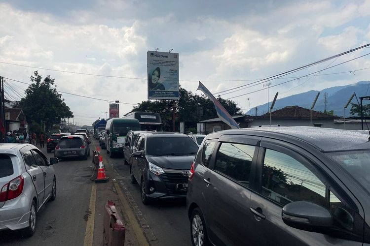 Arus lalu lintas Cicalengka-Nagreg, Kabupaten Bandung, Jawa Barat mengalami kemacetan hingga 10 Kilometer pada Kamis (8/2/2024)