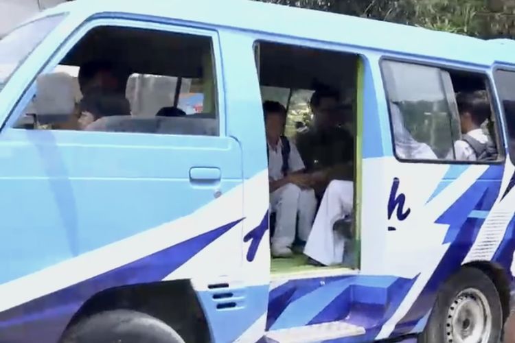 Tak Lagi Naik Rakit, Belasan Siswa yang Seberangi Waduk Saguling Kini Dijemput Kendaraan