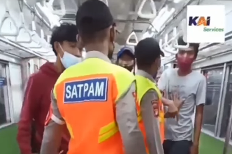 Tangkapan layar video viral bernarasi petugas menurunkan penumpang Kereta Rel Listrik (KRL) di Stasiun Manggarai karena kedapatan mengobrol di dalam kereta.