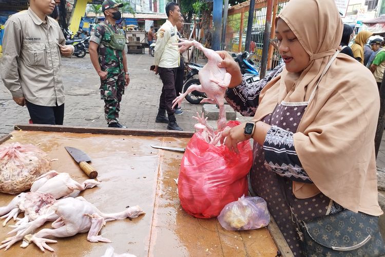 Pedagang daging ayam bernama Ika (31) di Pasar Palmerah, Jakarta Pusat, Kamis (4/1/2024).