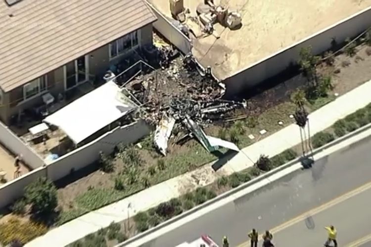 Tangkapan layar yang menujukkan sebuah pesawat ringan menabrak halaman belakang sebuah rumah di Hemet, California, Amerika Serikat (AS), pada Selasa (7/6/2022).