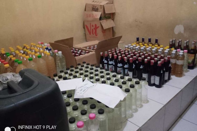 Polisi sita 473 botol dan dua jeriken minuman keras dan minuman beralkohol dari berbagai lokasi di Kabupaten Kulon Progo, Daerah Istimewa Yogyakarta. Operasi polisi itu menyusul jatuhnya korban akibat pesta miras oplosan di Bantul, belum lama ini.
