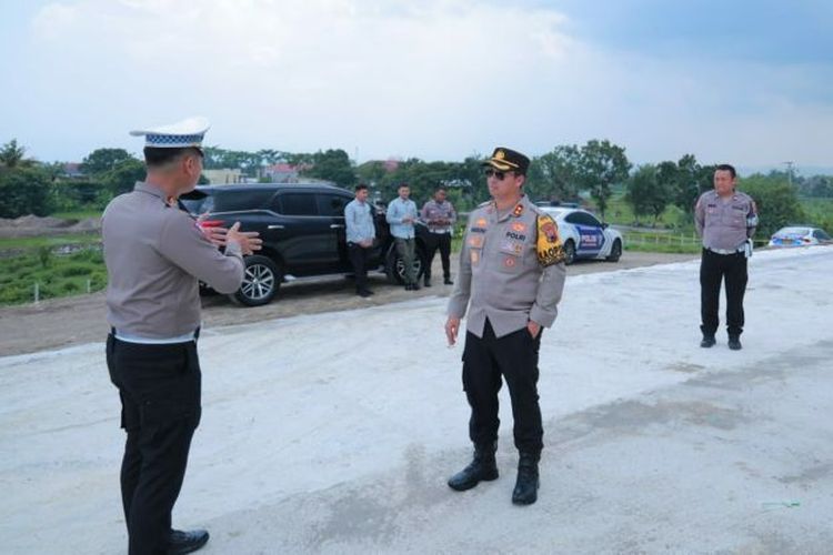 Kapolres Klaten, AKBP Warseno bersama sejumlah perwira di lingkungan Polres Klaten mengecek kondisi exit tol di Klaten, Jawa Tengah, Kamis (29/2/2024).