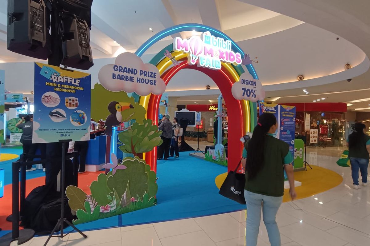 Suasana Mom & Kids Fair yang diramaikan oleh berbagai stand produk ibu dan anak di Terra Atrium Central Park, Jakarta Barat, Kamis (30/5/2024). Beberapa di antaranya adalah stand penjualan popok, bantal dan guling, susu kemasan, botol dan baju bayi, sampai mainan anak seperti trading card game Pokemon.