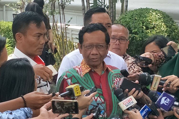 Menteri Koordinator Bidang Politik, Hukum dan Keamanan Mahfud MD seusai Rapat Kabinet di Istana Merdeka, Kamis (24/10/2019). 