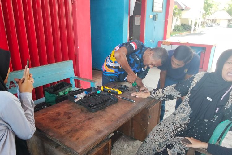 Wanita asal Jalan Cokroatmojo Kelurahan Parteker, Pamekasan, Ernawati (37) mendatangi pos 113 Pemadam Kebakaran (Damkar) setempat untuk melepas cincinnya. 