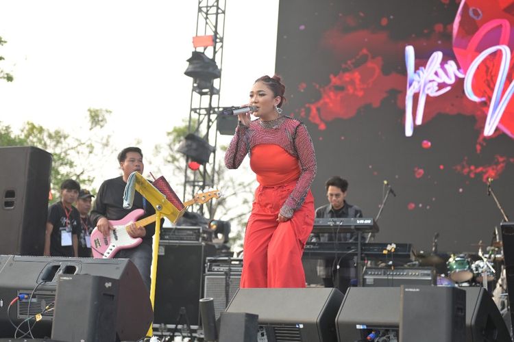 Penyanyi Marion Jola mengajak penontonnya berjoget bersama dalam iringan musik dangdut di J&T Connect Fest.
