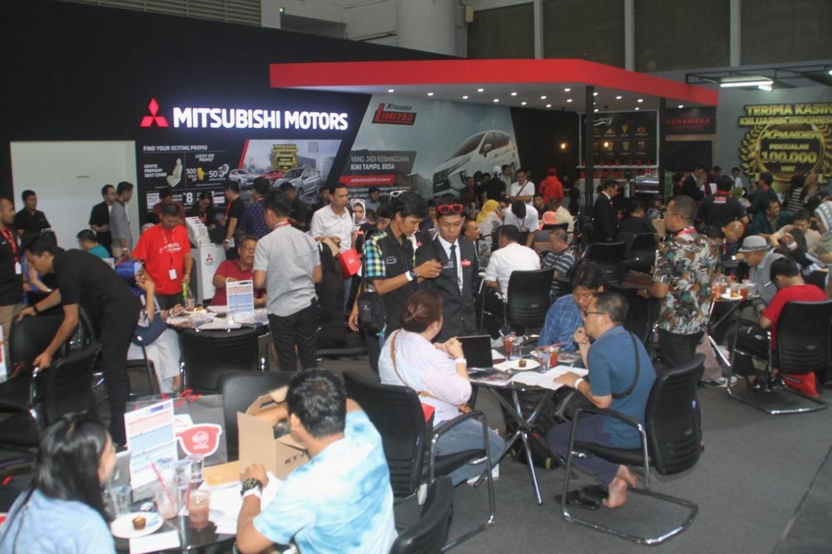 suasana ruang dealing di booth Mitsubishi