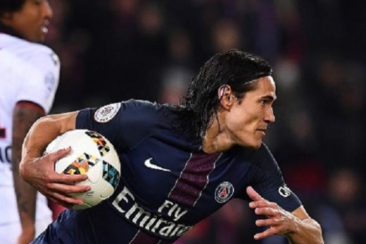 Striker PSG, Edinson Cavani, merayakan gol ke gawang Nice pada pertandingan Ligue 1 di Parc des Princes, Minggu (11/12/2016). 