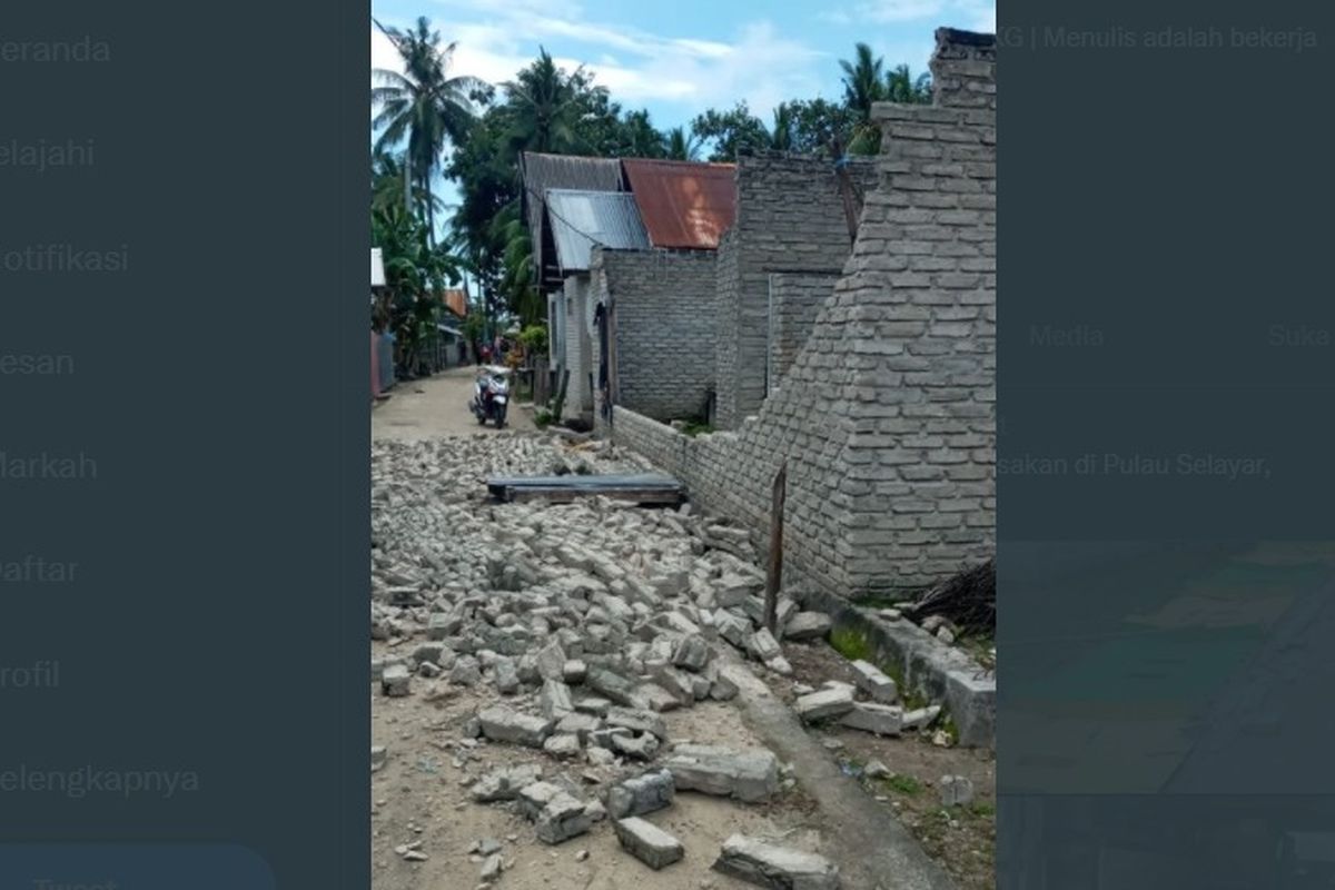 Gempa Laut Flores M7,4 menimbulkan kerusakan di Pulau Selayar, Sulawesi Selatan.