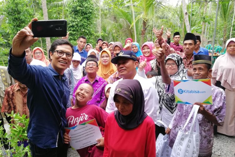  Inilah kehangatan warga Dusun Anjir di Desa Hargorejo, Kokap, Kulon Progo. Mereka menyambut gembira ketika Hernowo, Kamilah, dan anak mereka bernama Wahyu masuk ke rumah baru sumbangan para pembaca setia Kompas.com. Pemimpin redaksi Kompas.com Wisnu Nugroho tampak di tengah warga yang ikut sukacita itu.   