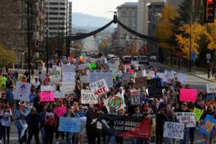Demonstrasi menentang terpilihnya Donald Trump sebagai Presiden AS di Salt Lake City, Utah, Sabtu (12/11/2016). 
