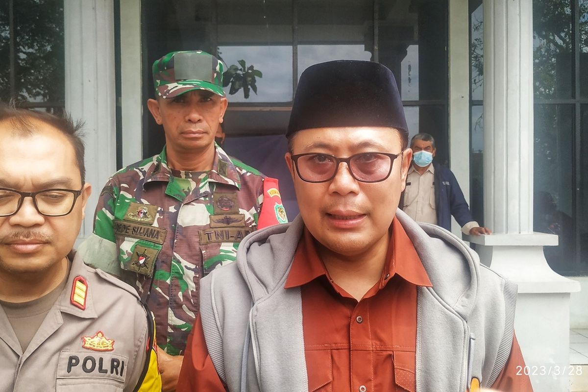 Wali Kota Sukabumi Achmad Fahmi (kanan) saat diwawancarai awak media setelah menghadiri Rapat Koordinasi Kewilayahan tingkat Kecamatan Warudoyong di Aula Politeknik Sukabumi, Warudoyong, Sukabumi, Jawa Barat, Selasa (28/3/2023).
