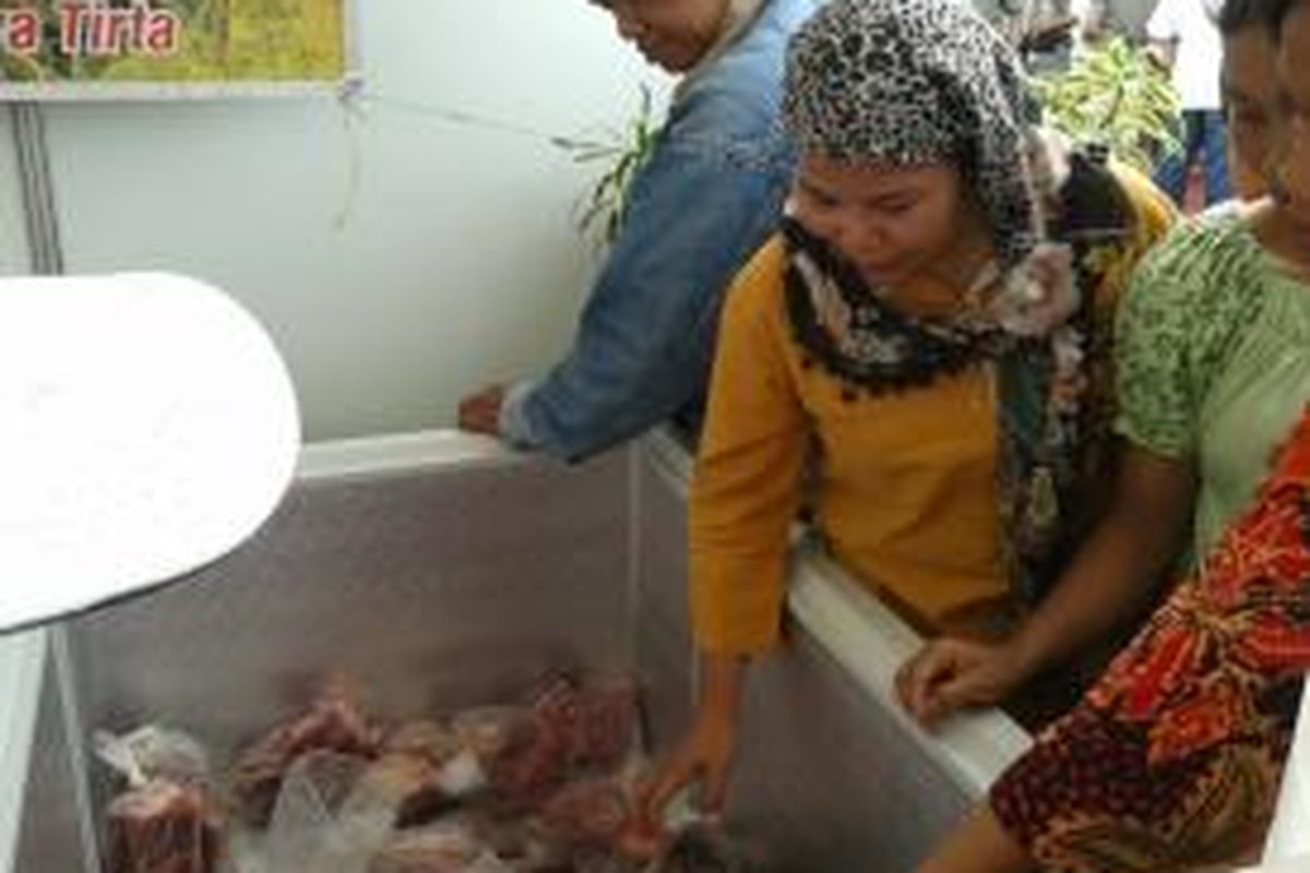 Sejumlah warga tampak akan membeli daging sapi di UMKM Expo dan Pekan Koperasi 2013 yang diselenggarakan di Lapangan IRTI Monas, Jakarta, Kamis (18/7/2013)