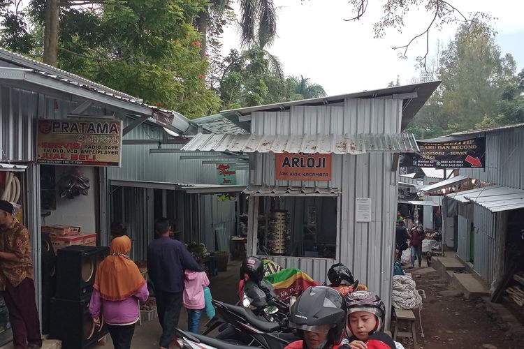 Kondisi tempat relokasi dari pedagang pasar besar Kota Batu di sekitar Stadion Brantas pada pada Minggu (20/2/2022). 