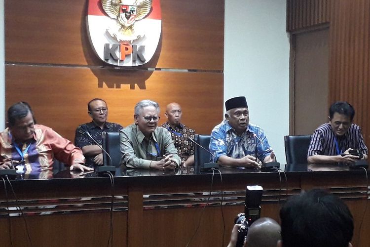 Sejumlah mantan pimpinan KPK, Tumpak Panggabenlan, Erry Riyana, Taufiequrachman Ruki, dan Chandra M Hamzah dalam konferensi pers di Gedung Merah Putih KPK, Senin (16/9/2019).