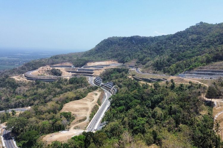 Antusias Warga Jajal JJLS Kelok 23, Dishub DIY Ingatkan Bahaya Berhenti Sembarangan di Tanjakan
