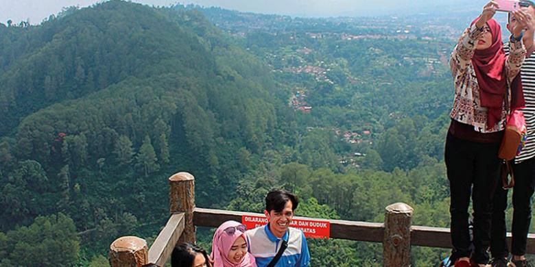 Sejumlah pengunjung berfoto di Tebing Karaton, salah satu lokasi wisata di Taman Hutan Raya Ir H Djuanda, Bandung, Jawa Barat. Tahun ini target pendapatan sektor wisata Taman Hutan Raya Djuanda mencapai Rp 3,2 miliar.