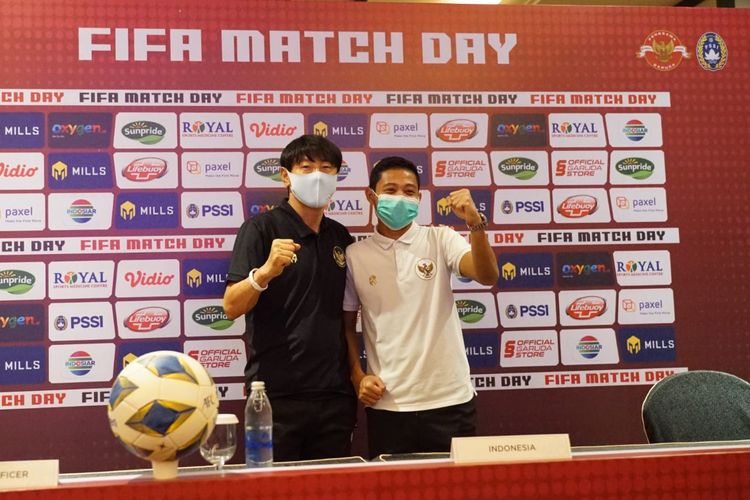 Pelatih timnas Indonesia, Shin Tae-yong, dan gelandang Evan Dimas berpose seusai sesi konferensi pers Rabu (26/1/2022) jelang laga persahabatan internasional kontra Timor Leste.