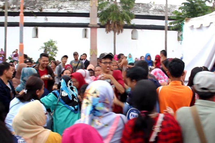 Ratusan warga Palembang rebutan untuk mengambil pempek yang dibagikan secara gratis dalam acara pemecahan rekor muri pembuatan pempek terbanyak berstandar SNI di pelataran Benteng Kuto Besak (BKB) Palembang, Sumatera Selatan, Rabu (18/8/2018)