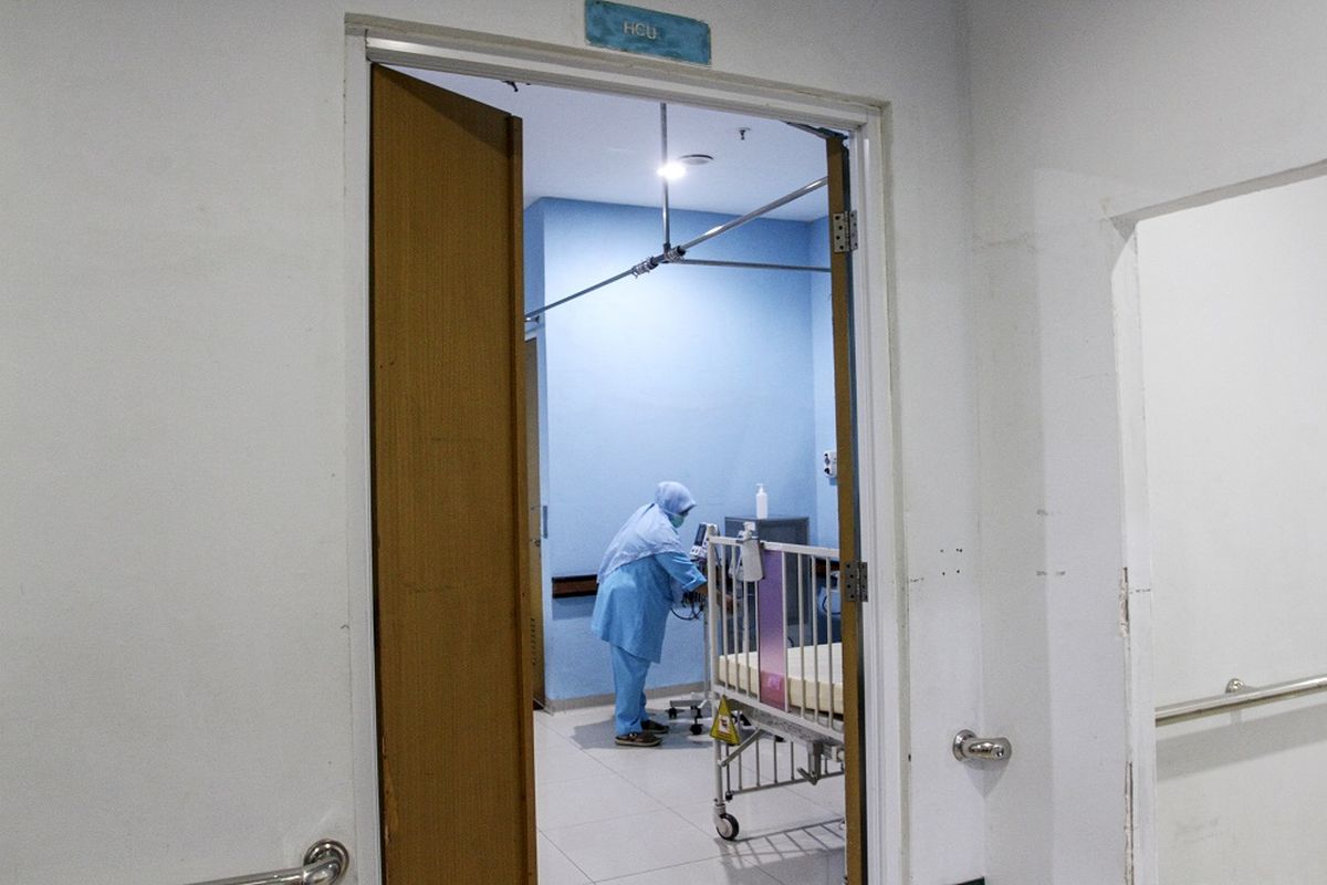 Petugas kesehatan menyusun peralatan yang ada di ruang isolasi Rumah Sakit Umum Pusat (RSUP) M Djamil Padang, Sumatera Barat, Kamis (12/5/2022). Pihak RSUP M Djamil menyiapkan ruang isolasi khusus untuk penanganan penyakit hepatitis akut sebagai antisipasi lonjakan penyakit tersebut. ANTARA FOTO/Muhammad Arif Pribadi/Lmo/YU