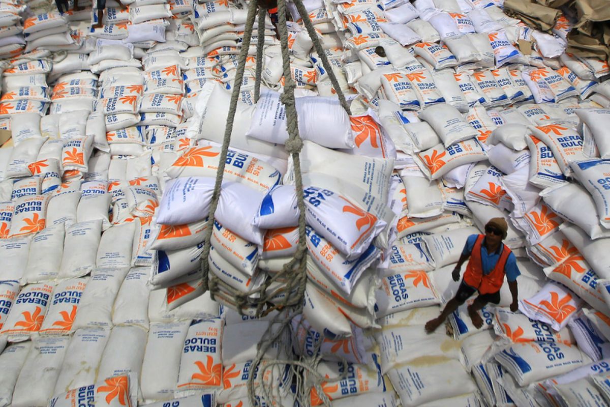 Aktivitas bongkar muat beras impor asal Vietnam di atas kapal di Pelabuhan Tanjung Wangi, Banyuwangi Jawa Timur, Jumat (23/2). Sebanyak 20 ribu ton beras impor dalam kemasan bag cargo itu, akan didistribusikan ke wilayah Indonesia bagian timur seperti NTB dan NTT. ANTARA FOTO/Budi Candra Setya/aww/18.