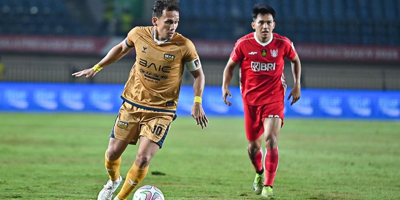 Aksi Egy Maulana Vikri (kiri) dan Witan Sulaeman dalam laga perebutan tempat ketiga Piala Presiden 2025 antara Liga Indonesia All Star vs Dewa United di Stadion Si Jalak Harupat, Soreang, Kabupaten Bandung, Sabtu (12/7/2025).