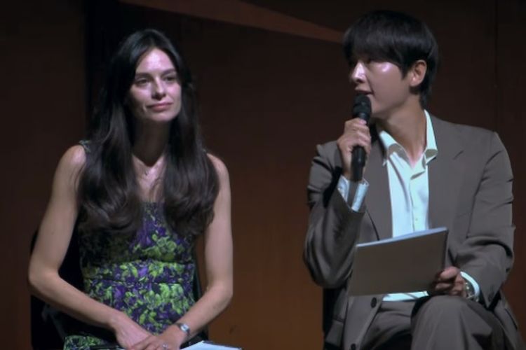 Momen Langka, Song Joong Ki dan Katy Saunders Tampil Bersama di Konser
