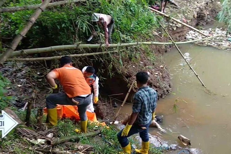 Tim Inafis Satreskrim Polresta Tasikmalaya sedang mengevakuasi temuan mayat wanita setengah telanjang di Sungai Citanduy, Kecamatan Cisayong, Kabupaten Tasikmalaya, Selasa (8/2/2022).
