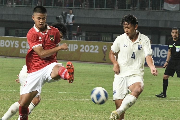 Pesepak bola Tim Nasional Indonesia U-19 Hokky Caraka (kiri) melakukan tendangan ke gawang yang dihadang  pesepak bola Tim Nasional Thailand U-19 Theekawin Chansri (kanan) dalam laga penyisihan Grup Piala AFF U19 2022 di Stadion Patriot Chandrabhaga, Bekasi, Jawa Barat, Rabu (6/7/2022). ANTARA FOTO/ Fakhri Hermansyah/foc.