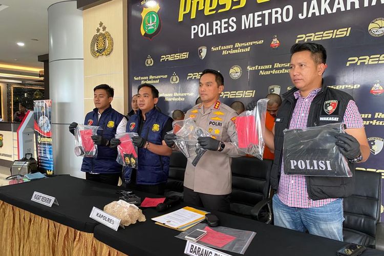 Kapolres Metro Jakarta Barat Kombes Pol M Syahduddi bersama jajarannya di Mapolres Metro Jakarta Barat, Selasa (14/3/2023) menunjukkan barang bukti hasil kejahatan yang dilakukan tujuh orang untuk merampas harta korban dan menganiayanya. 