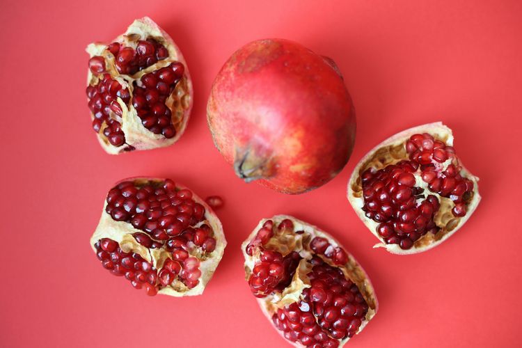 Manfaat buah delima untuk kesehatan kulit.