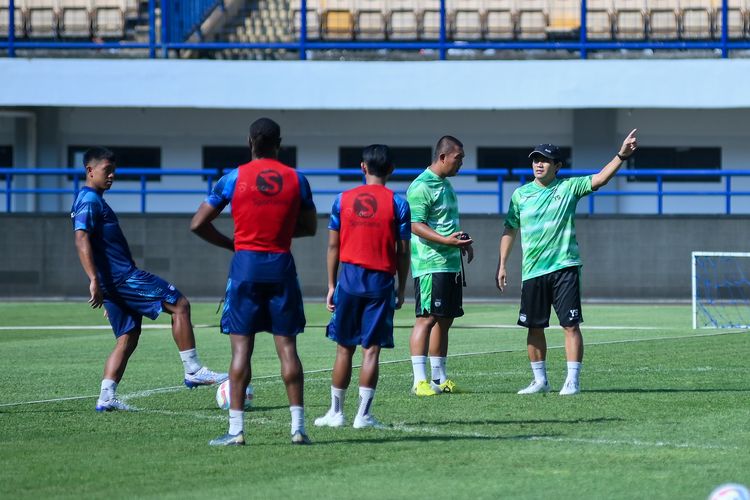 Pelatih fisik Yaya Sunarya memimpin latihan tim Persib Bandung sebagai caretaker pada Senin (17/7/2023) di Stadion Gelora Bandung Lautan Api (GBLA), pasca Luis Milla mundur dari kursi pelatih.