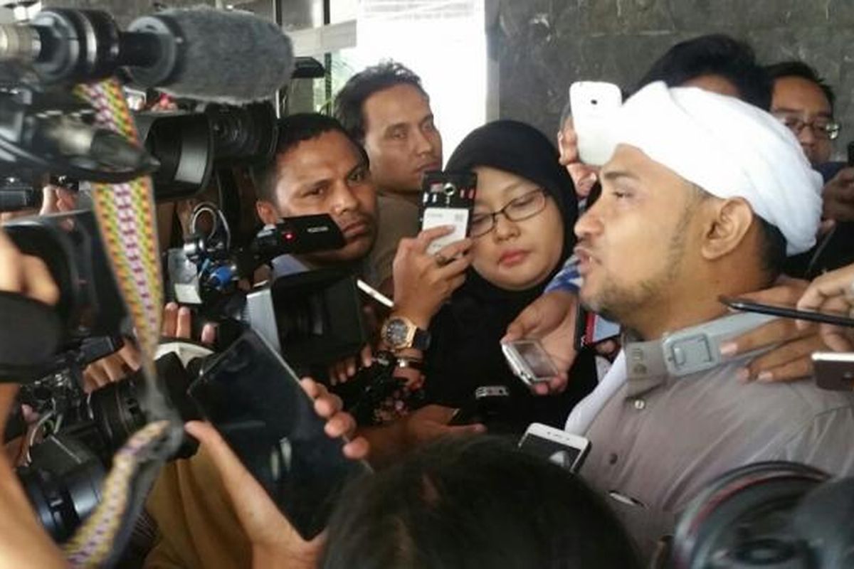 Sekretaris Jenderal DPD FPI Jakarta Novel Chaidir Hasan Bamukmin alias Habib Novel selesai diperiksa sebagai saksi dalam sidang lanjutan kasus dugaan penistaan agama dengan terdakwa Basuki Tjahaja Purnama atau Ahok, yang diselenggarakan di Auditorium Kementerian Pertanian, di Jakarta Selatan, Selasa (3/1/2017).
