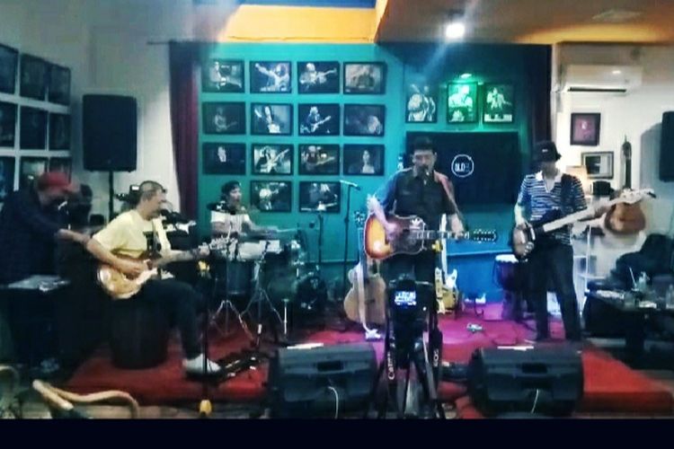 The Ayayay saat menggelar konser yang bertajuk Ada Apa Dunia di Maxi Cafe, Kemang, Jakarta Selatan, Jumat (25/3/2022).