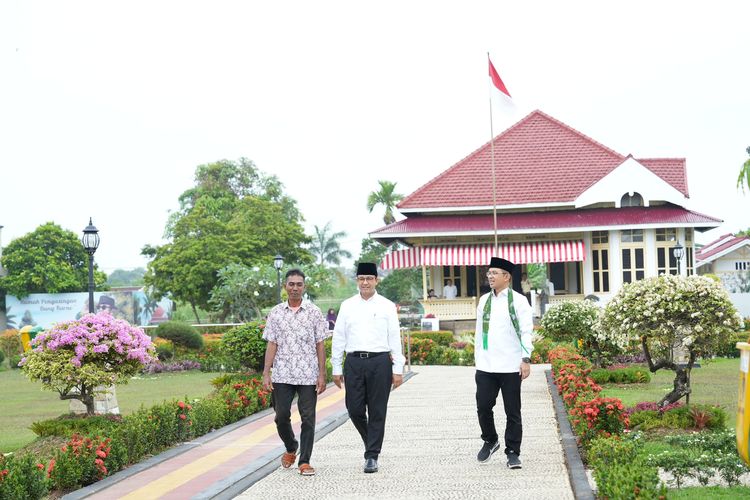 Calon presiden nomor urut 1, Anies Baswedan saat mengunjungi Rumah Pengasingan Bung Karno di Bengkulu, Rabu (6/12/2023).