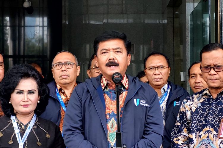 Menteri Agraria dan Tata Ruang/Badan Pertanahan Nasional (ATR/BPN) Hadi Tjahjanto usai mendapat pembekalan dari Komisi Pemberantasan Korupsi di Gedung Merah Putih KPK, Jakarta Selatan, Selasa (16/5/2023). 