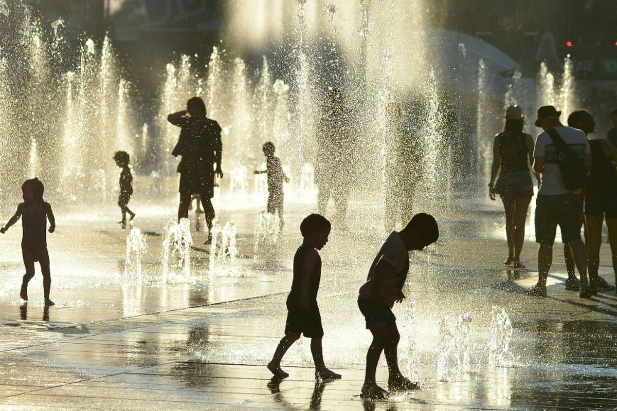 Warga, termasuk anak-anak, melawan cuaca panas dengan bermain air di pancuran Place des Arts di Montreal, Kanada, pada 3 Juli 2018.