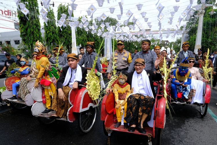 Penyelenggaraan rangkaian event Solo Menari Kota Solo, Jawa Tengah, pada 29 April 2023, yang dihadiri oleh Wali Kota Solo Gibran Rakabuming Raka dan Menteri Pariwisata dan Ekonomi Kreatif Sandiaga Uno.