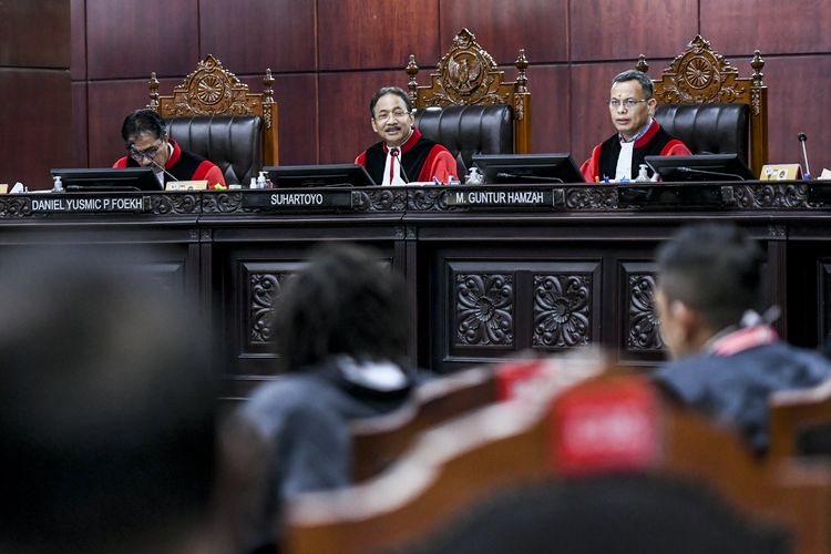 Ketua Mahkamah Konstitusi (MK) Suhartoyo (tengah) memimpin sidang perkara Perselisihan Hasil Pemilihan Umum (PHPU) Pemilihan Legislatif (Pileg) 2024 Panel 1 di Gedung MK, Jakarta, Kamis (2/5/2024). Sidang PHPU Pileg 2024 tersebut beragendakan pemeriksaan pendahuluan 81 perkara. ANTARA FOTO/Hafidz Mubarak A/nym.
