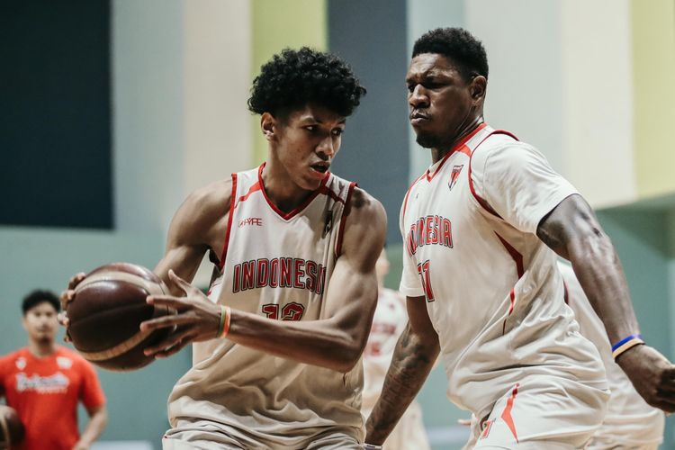 Derrick Michael Xzavierro (kiri) berduel dengan pemain naturalisasi Lester Prosper pada Pemusatan Latihan Nasional (Pelatnas) timnas bola basket senior, 2020.