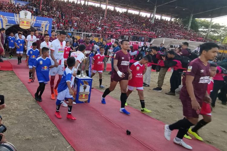 Para pemain memasuki lapangan Stadion Mattoangin dalam laga PSM Makassar vs Persija Jakarta dalam final Piala Indonesia, 6 Agustus 2019. 