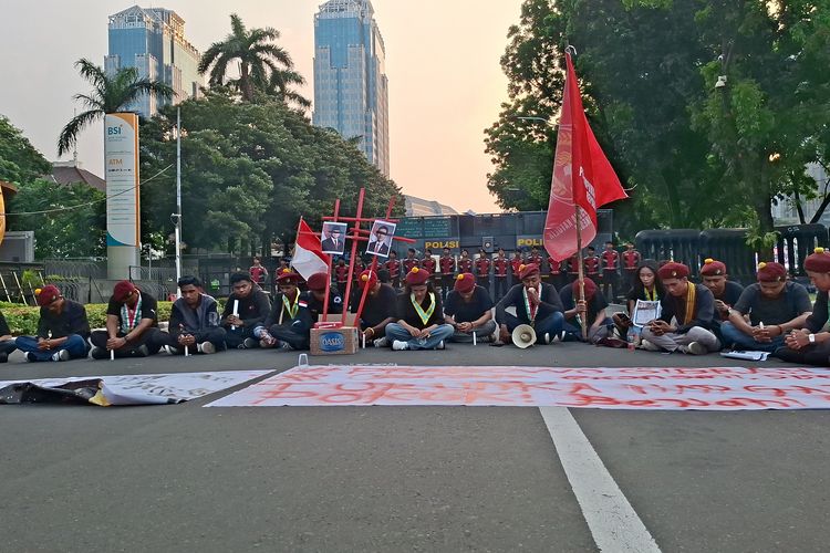 Massa PMKRI Akhiri Demo di Jakpus dengan Nyalakan Lilin, Doakan Pemerintah hingga Polisi