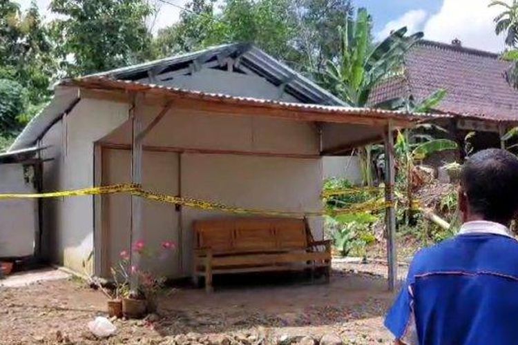 Rumah sekaligus lokasi ditemukannya jasad Suminten (64), warga Desa/Kecamatan Bringin, Kabupaten Ngawi, tewas di atas ranjang dengan leher terjerat tali jarik, Selasa, (19/3/2024). 