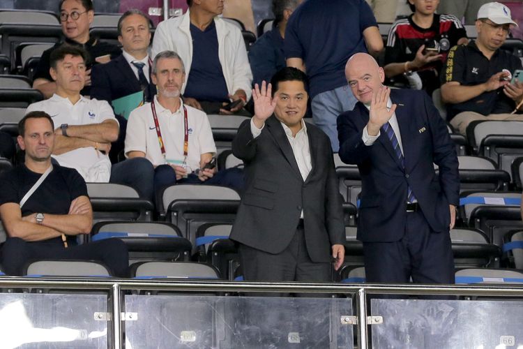 Ketua Umum PSSI Erick Thohir dan Presiden FIFA Gianni Infantino melambaikan tangan kepada media sebelum laga Piala Dunia U17 2023 Indonesia antara Timnas Jerman vs Perancis yang berlangsung di Stadion Manahan Solo, Sabtu (2/12/2023) malam.